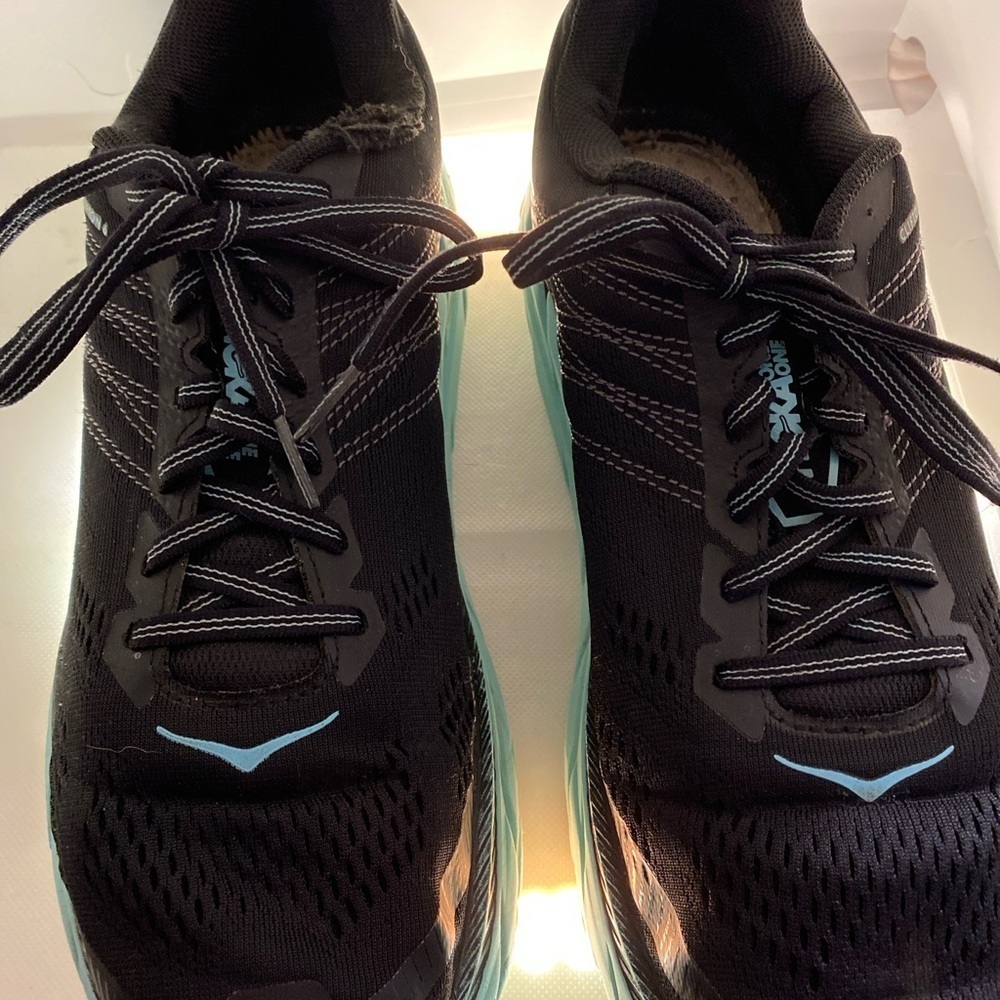 Hold women’s sneakers